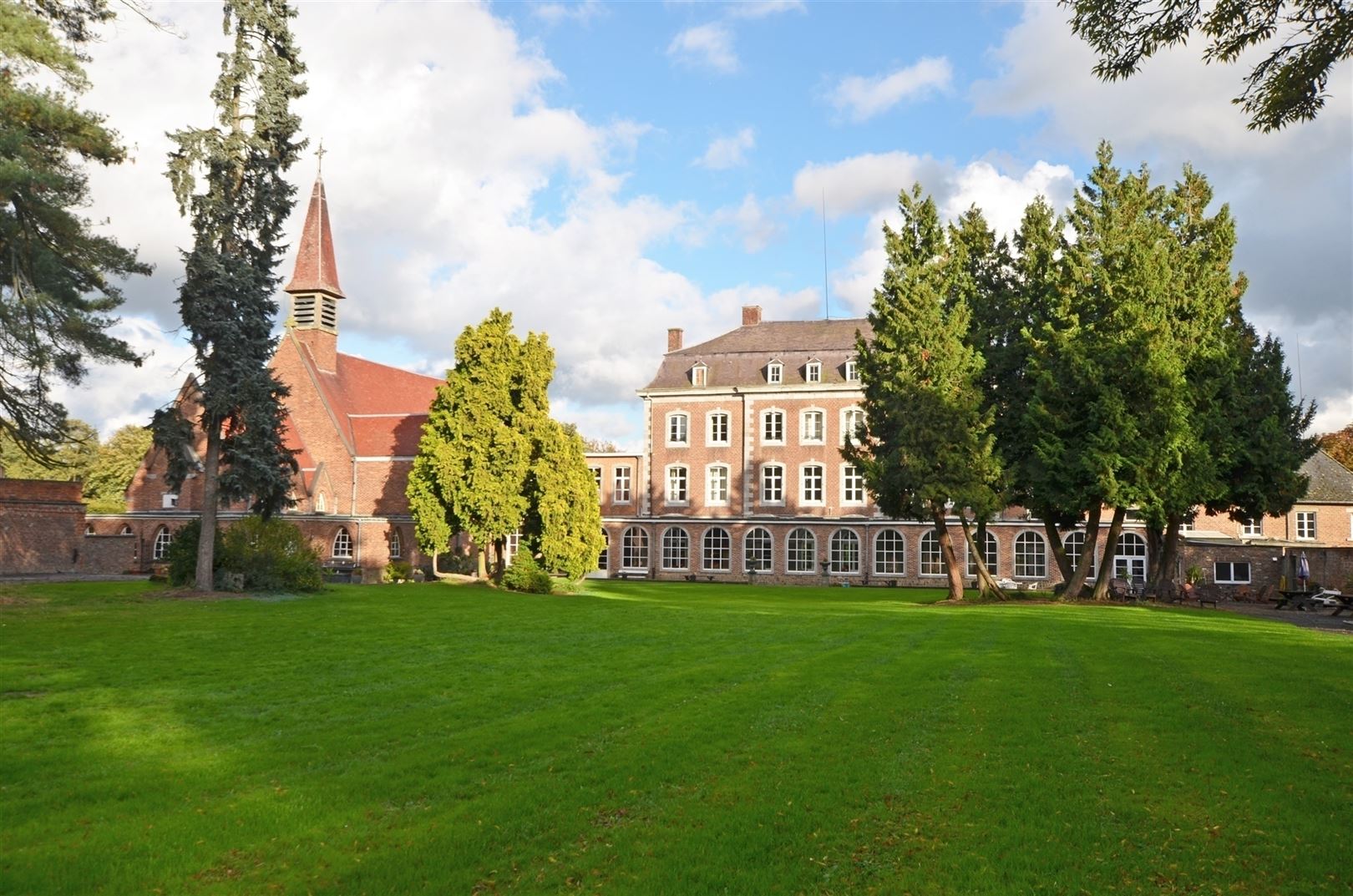 Uniek kasteeldomein op ±6.5 Ha met veel mogelijkheden foto 1