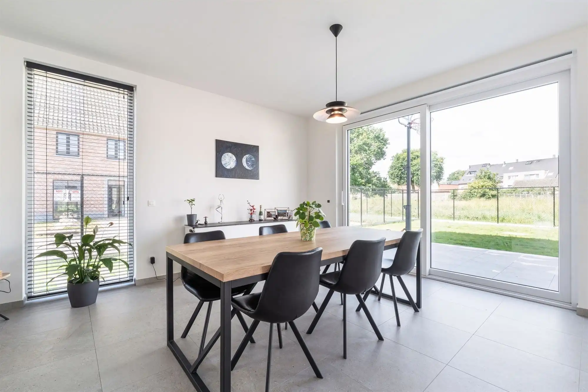 Instapklare nieuwbouwwoning met 3 slaapkamers, carport en zonnige tuin foto 2