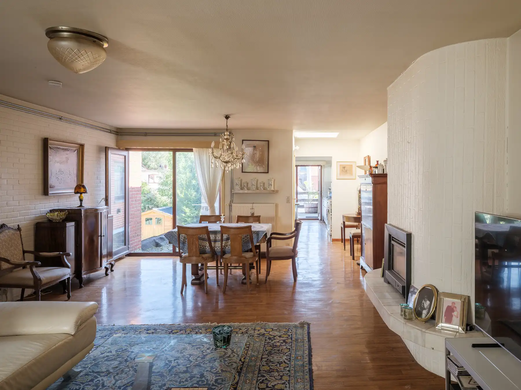 Ruim drie slaapkamer duplex-appartement met potentieel foto 8