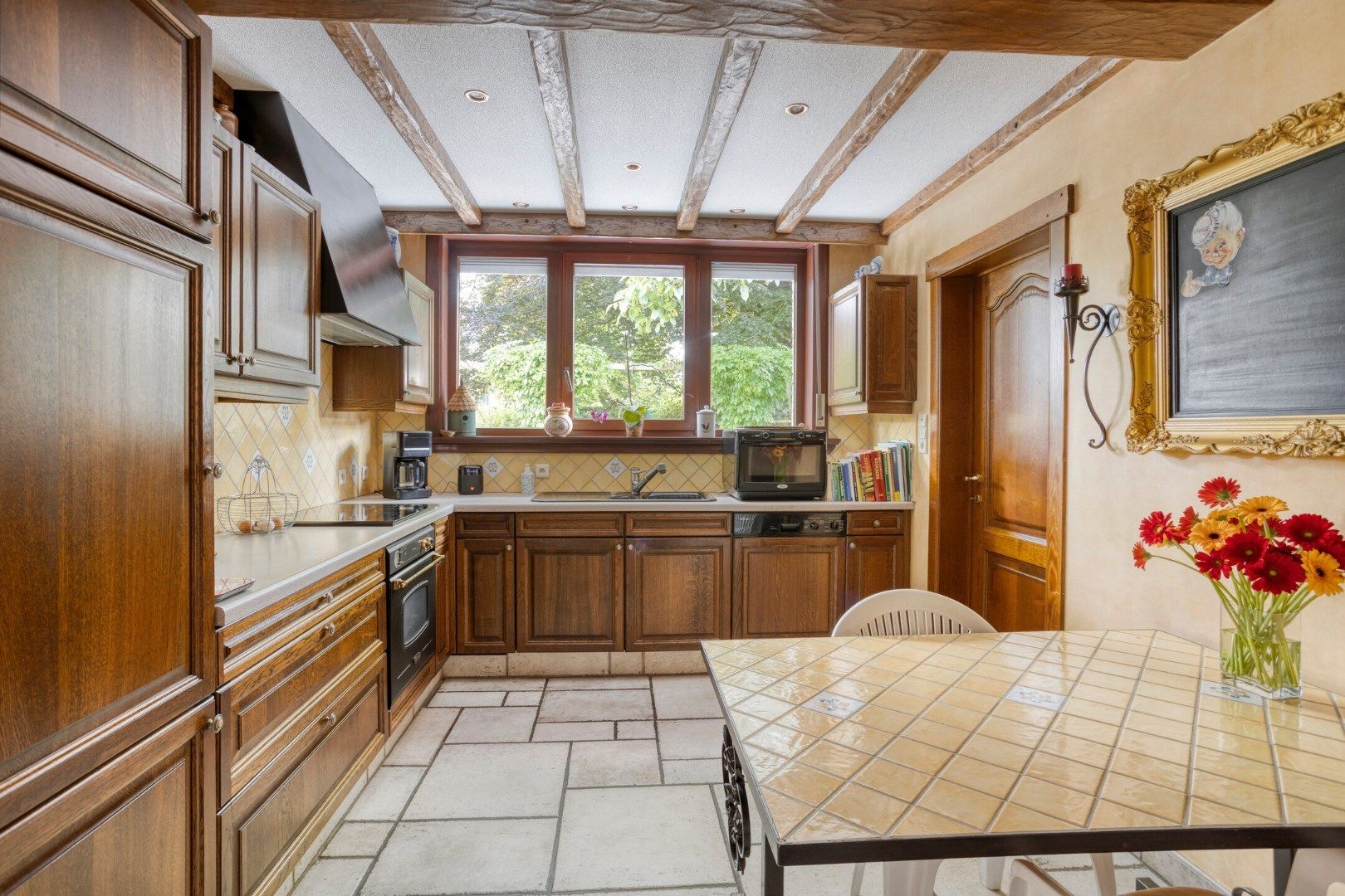 Charmante woning van 256 m2 met 4 slaapkamers te Wommelgem!  foto 9