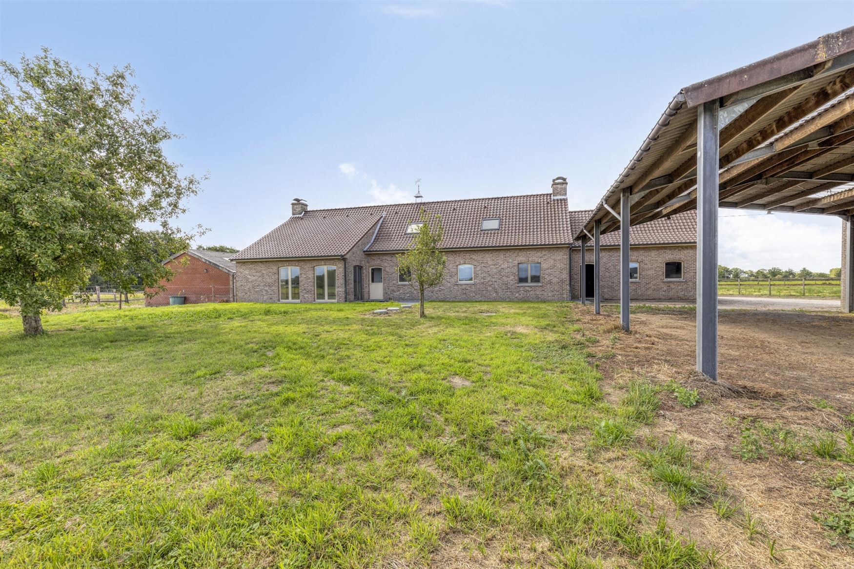 Ruime hoeve met stallingen foto 30