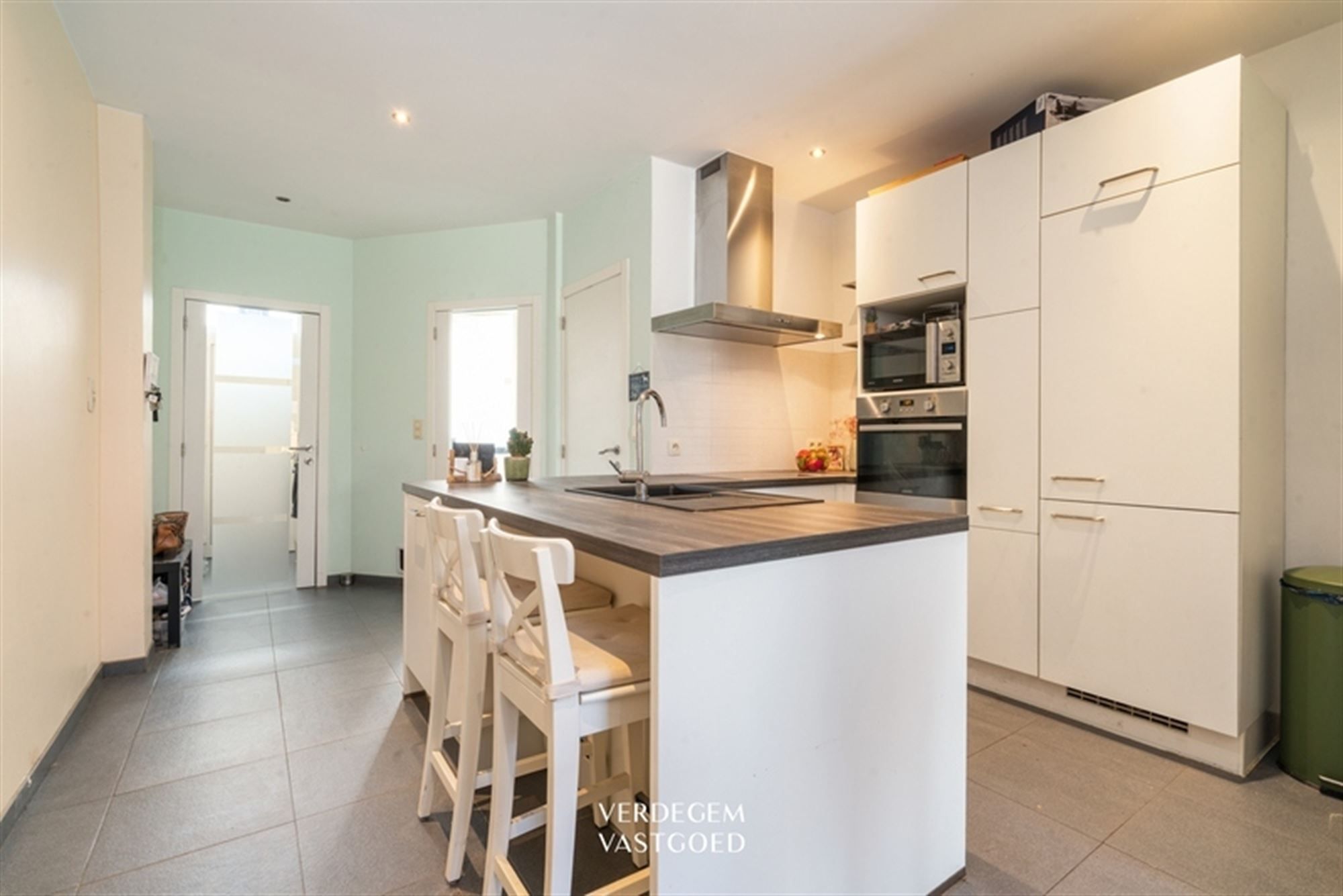 Knap gerenoveerde rijwoning met 2+1 slaapkamers en stadstuin met uitweg foto 7