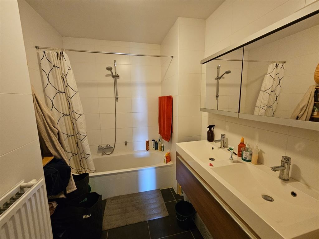 Mooi en lichtrijk appartement met 2 slaapkamers foto 10