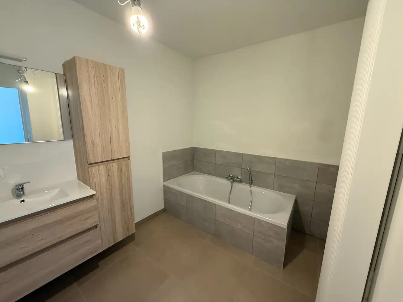 Ruim nieuwbouwappartement met 2 slaapkamers én parkeerplaats! foto 9