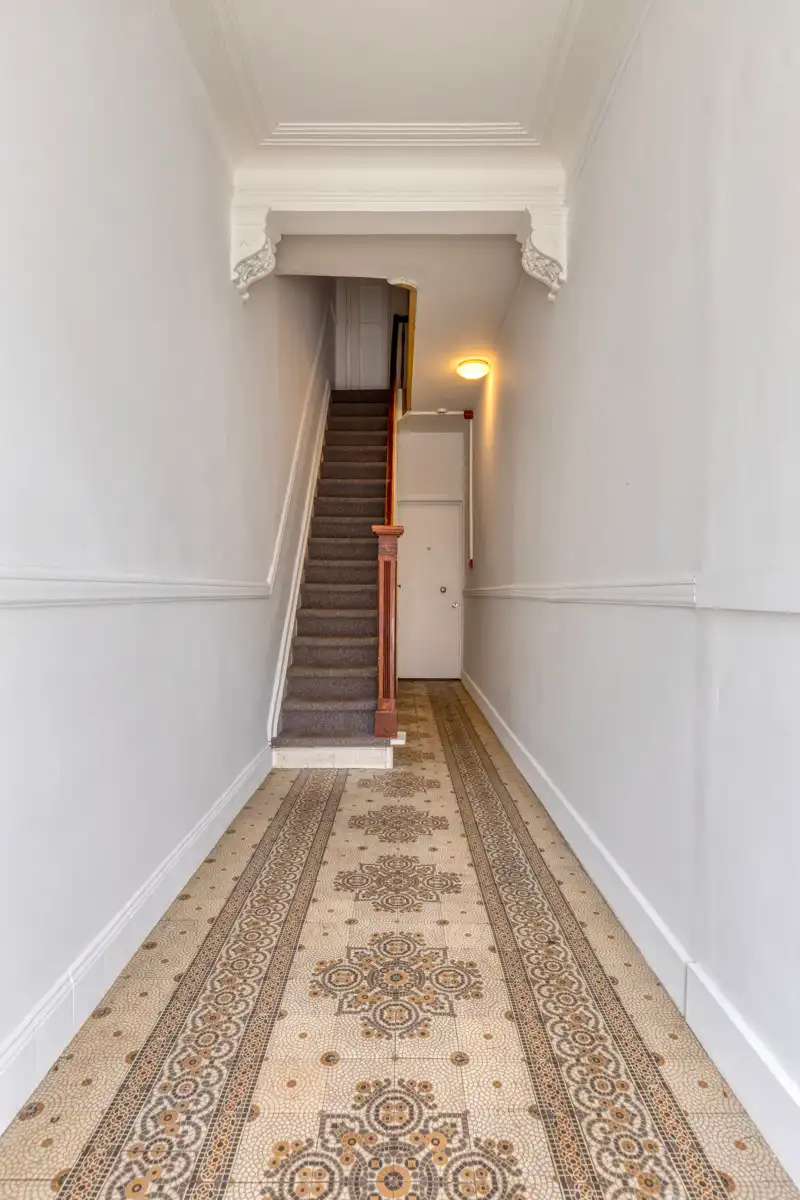 Instapklaar één-slaapkamerappartement in herenwoning. foto 3