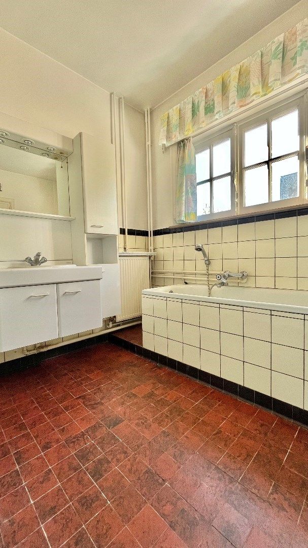 Charmante te renoveren villa, zonder renovatieplicht, op een perceel van 1.116 m2, met 3 slaapkamers en een garage. foto 18