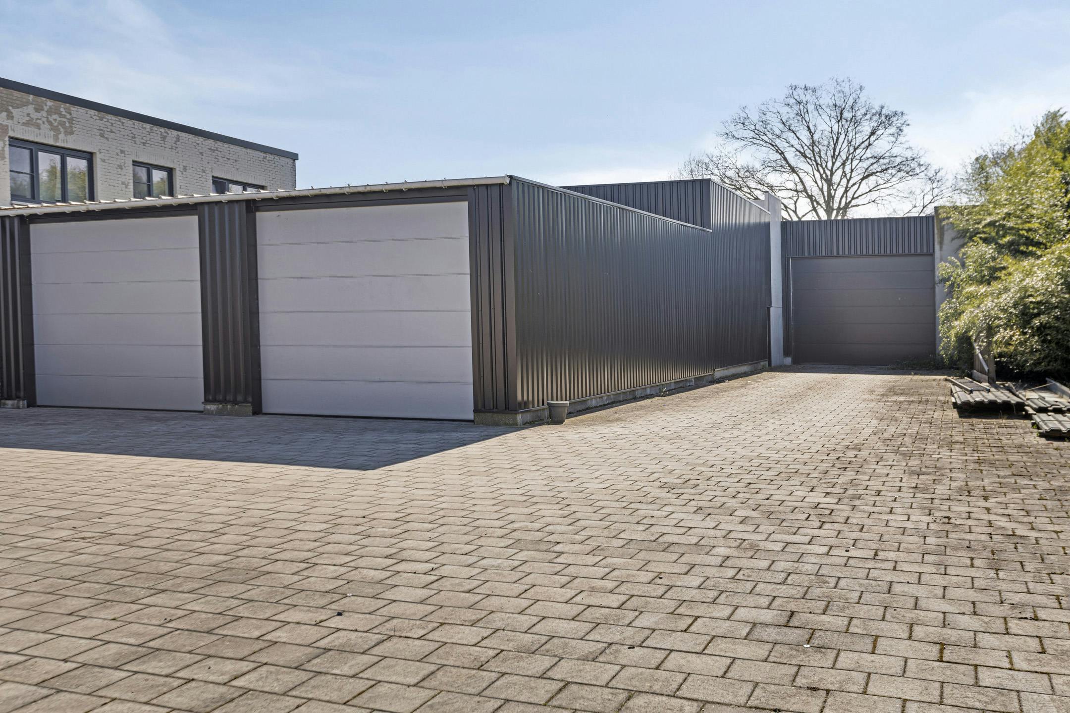 Industriegebouw met conciërge-appartement op 34a 60ca in Maaseik te koop foto 11