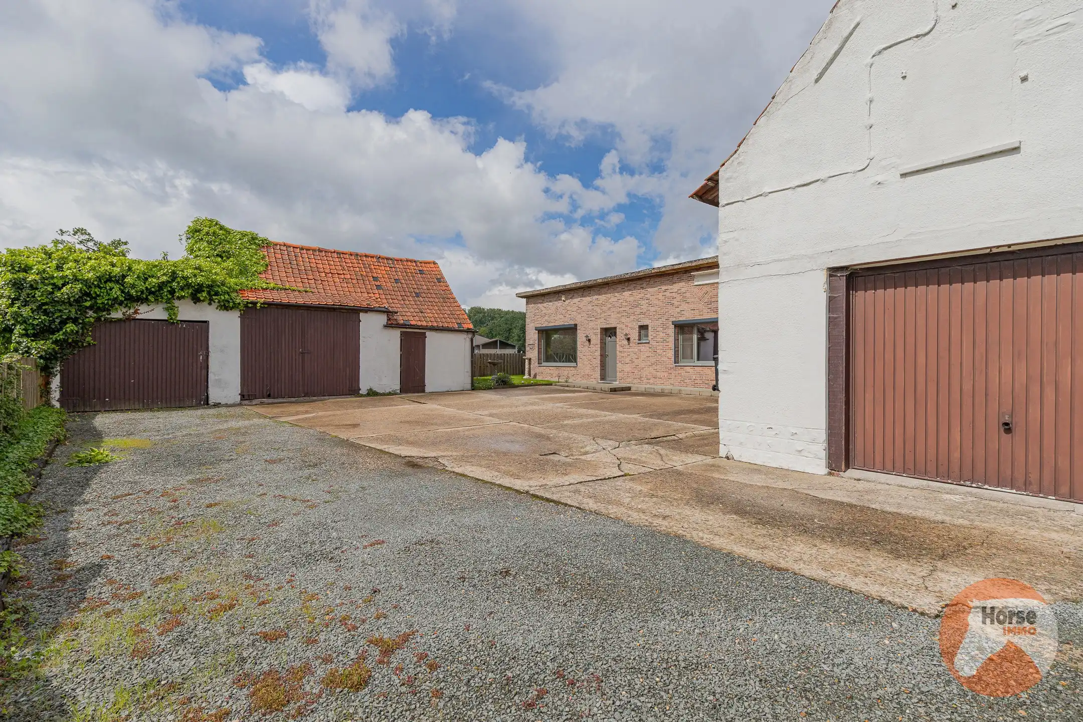 HOFSTADE - Charmante gelegen woning met bijgebouwen en weide foto 3