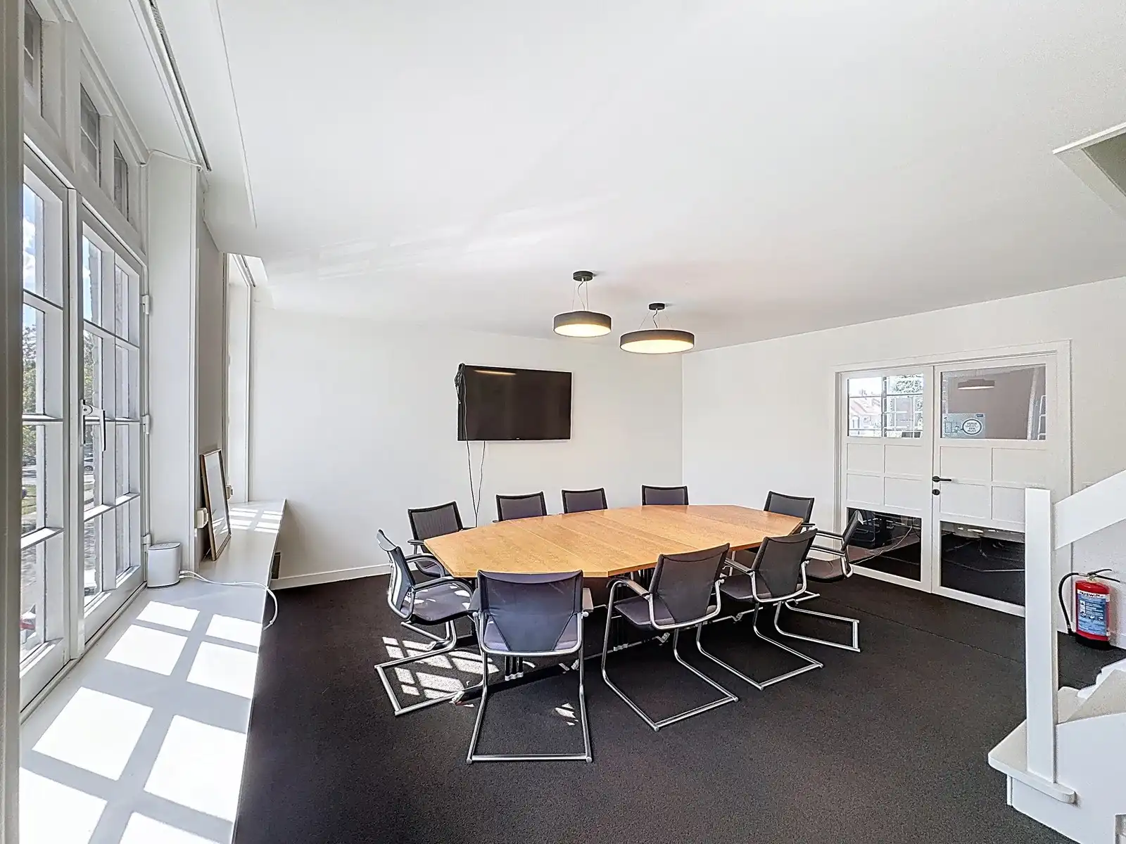 TOPLOCATIE: Lichtrijk en instapklare KANTOORGEBOUW (13 werkplaatsen) met ruime (198 P) parkeergelegenheid voor de deur! Vlakbij het station van Brugge. foto 13