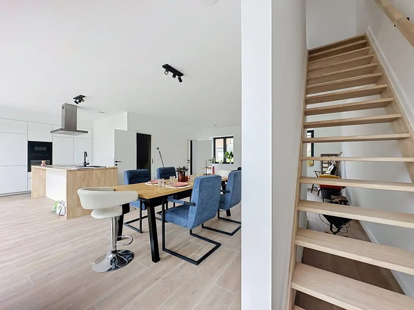 Instapklare vernieuwbouwwoning in het mooie Wezemaal foto 10