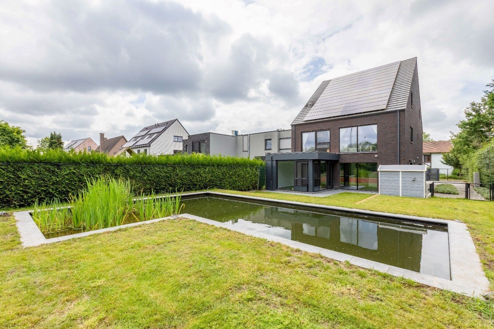 Ruime woning (369m²) met 4 slp. en in te vullen praktijk (onderaan)  foto {{pictureIndex}}