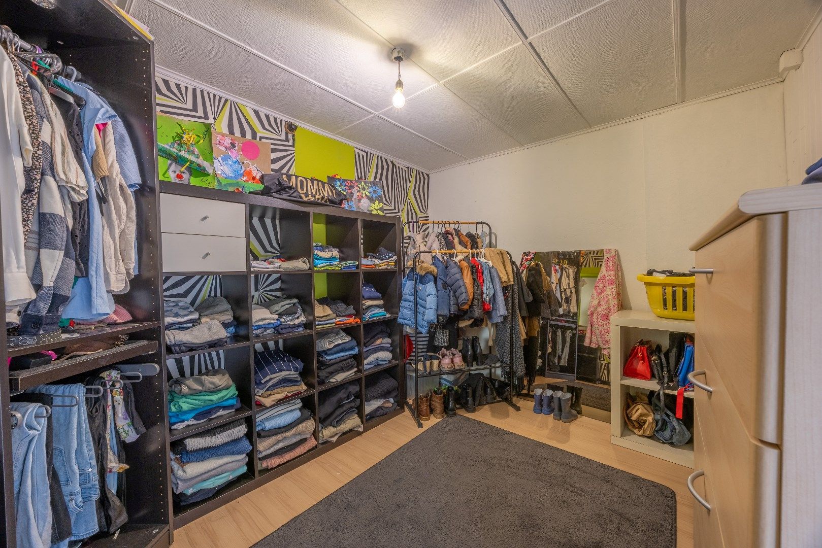 Verder op te knappen woning op 1.218 m² grond foto 12
