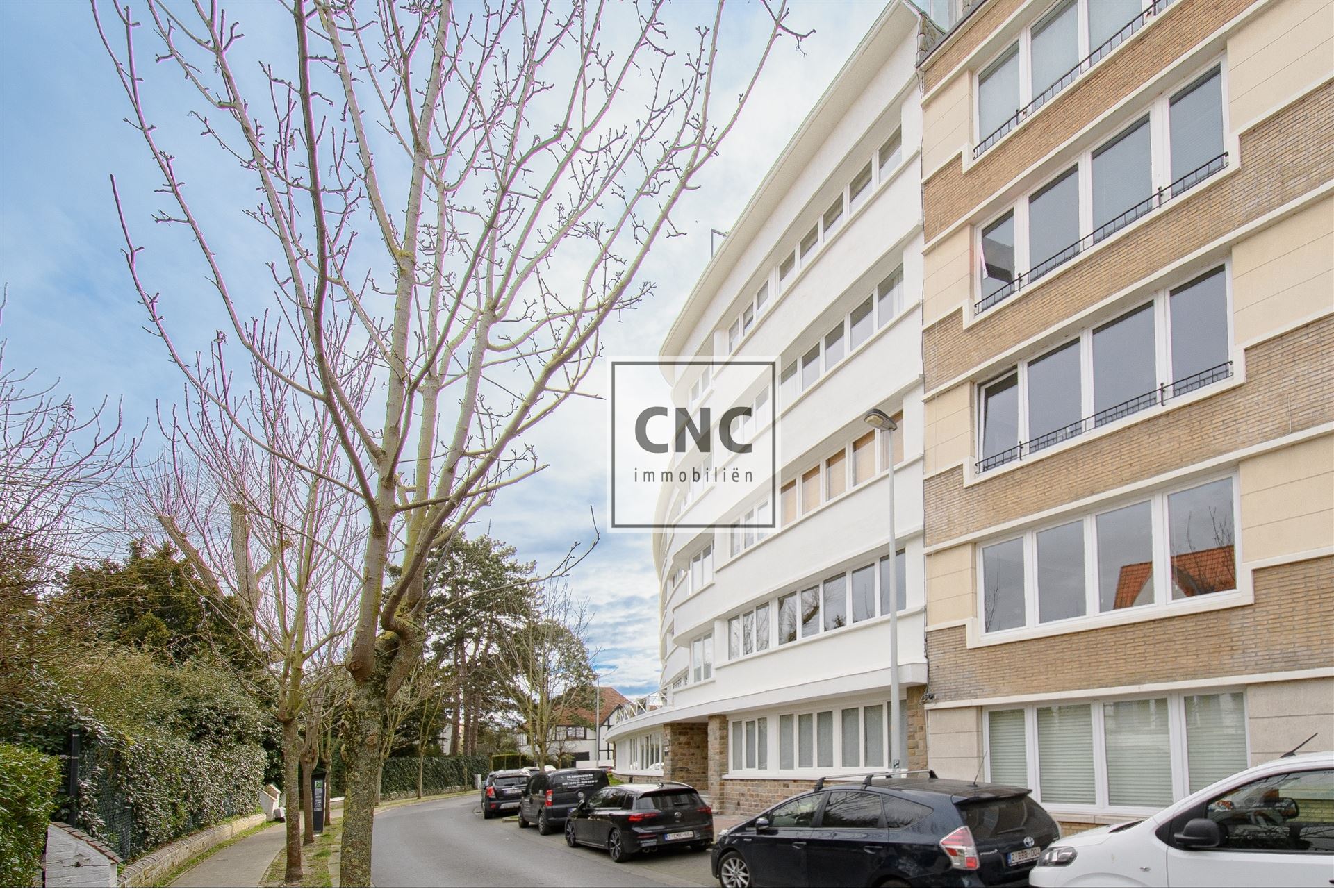 Ruim en lichtrijk appartement met zonnig terras op toplocatie in Knokke. Rustig gelegen in een karaktervolle residentie met prachtig open zicht op groen en de typische Zoute-villaatjes. foto 7