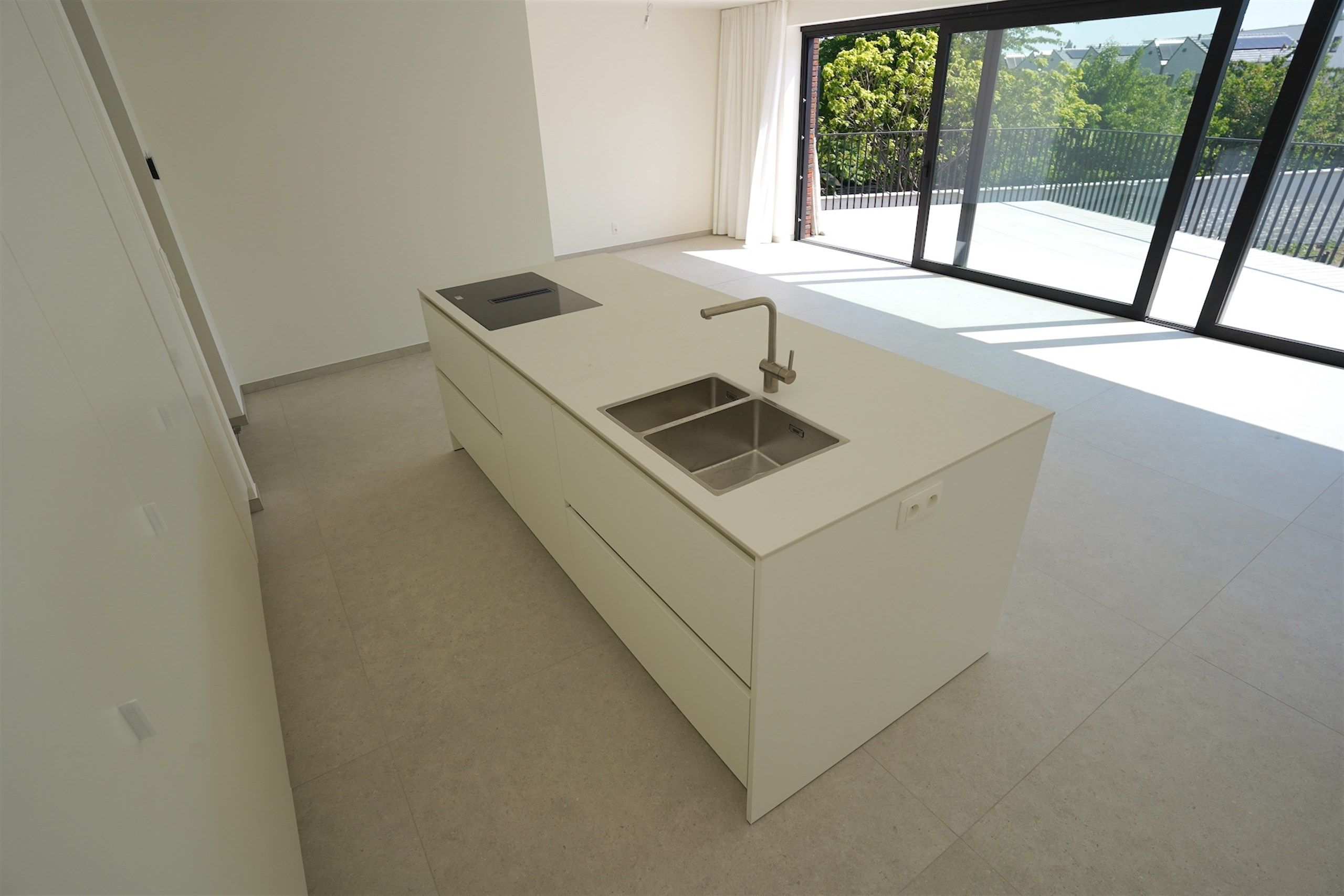 Nieuwbouwappartement ('25) met groot terras en eigen Carport foto 10