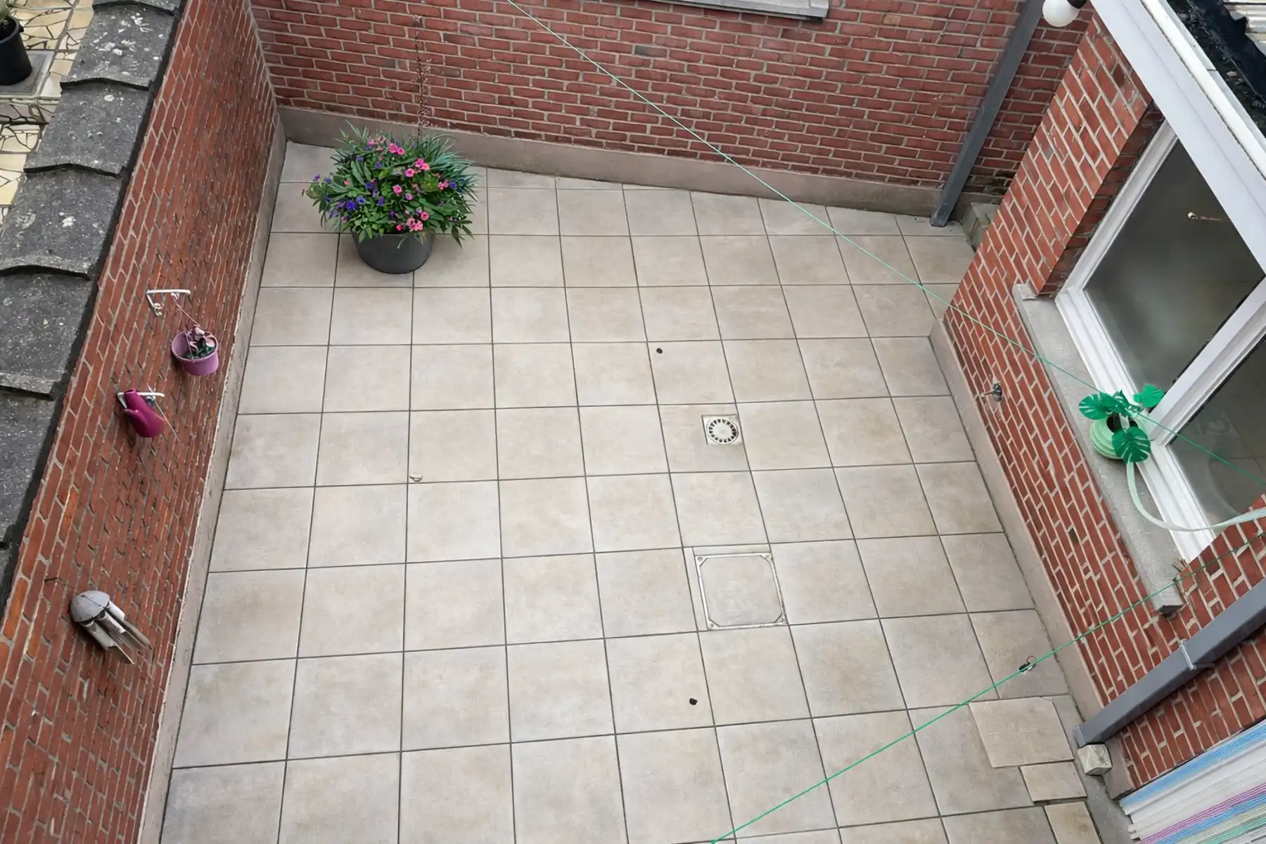 Halfopen gezinswoning met licht, structuur en potentieel foto 16