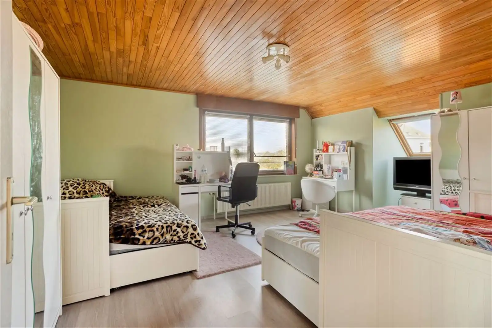 Ruime 3-gevel woning (274m²) met 3 slaapkamers, grote garage en mooie tuin foto 14