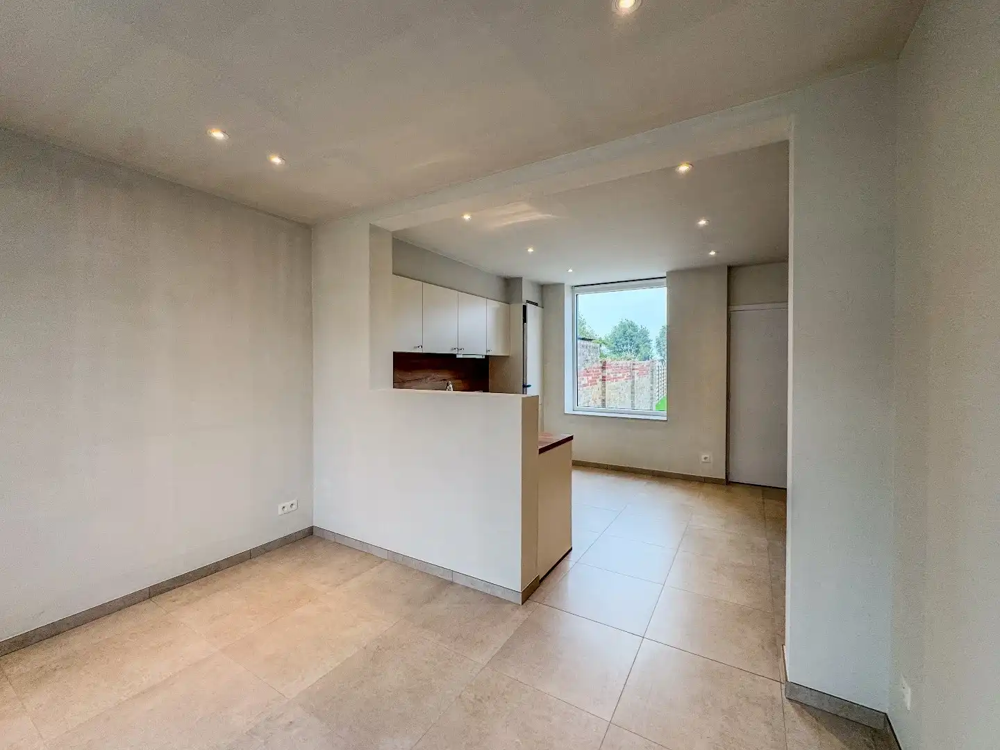 Gezellige woning met 2 slaapkamers, dressing en tuin. foto 2