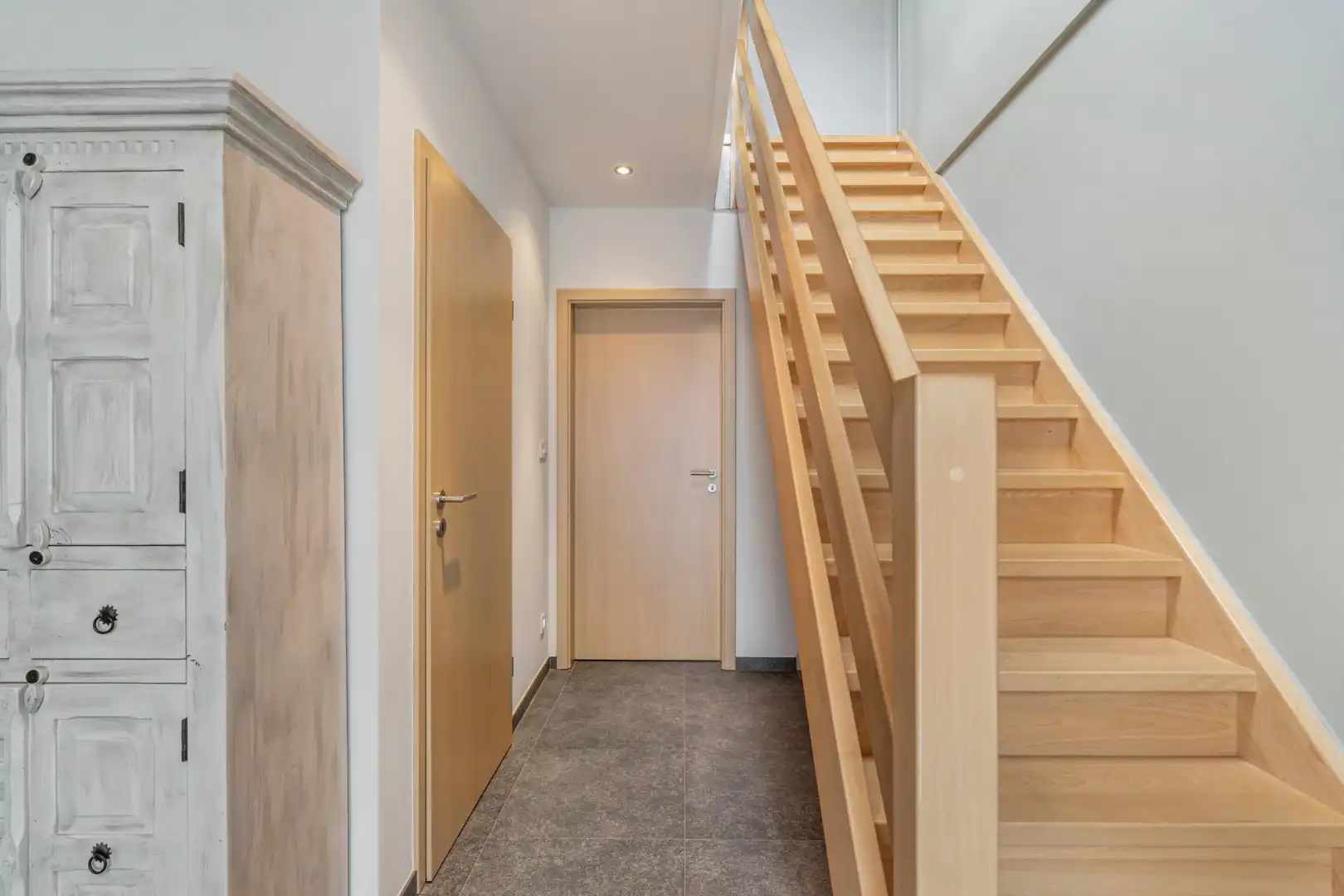 Zeer goed onderhouden en praktisch ingedeelde gezinswoning met 4 slaapkamers en prachtige tuin. foto 6