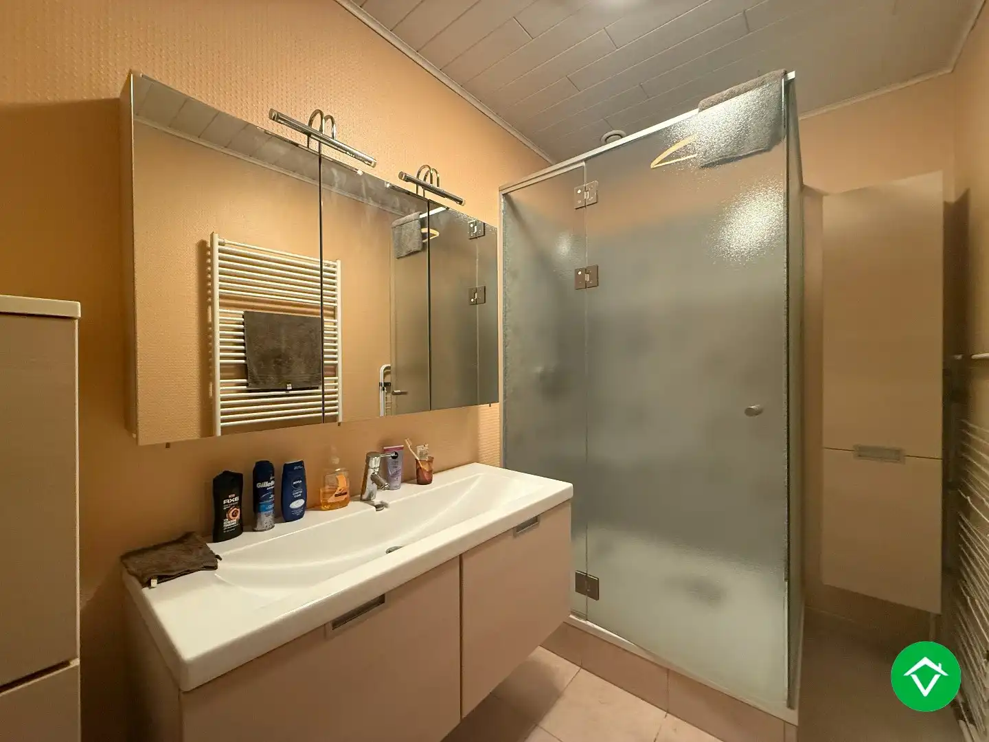 Rustig gelegen gelijkvloerse halfopen woning met 2 slpk's + dubbele garage foto 11