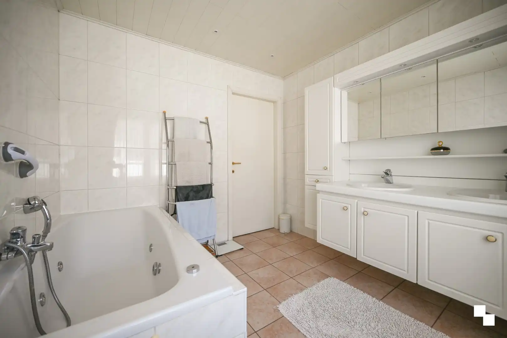 Ruime gezinswoning met vier slaapkamers, garages en extra naastliggend perceel foto 18