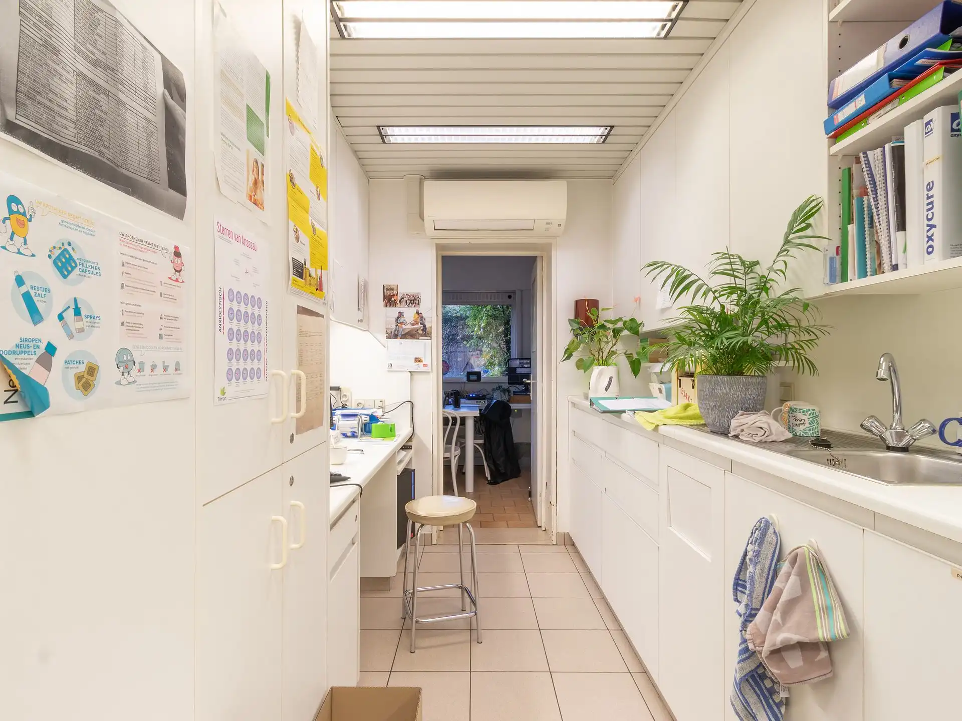 Handelszaak ingericht als apotheek op toplocatie foto 4