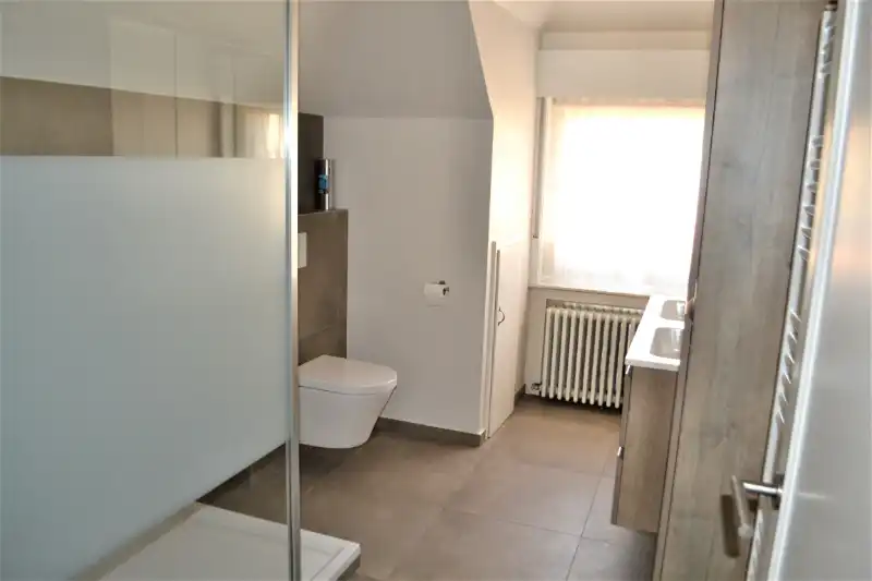 Vernieuwde woning met 4 slaapkamers foto 15