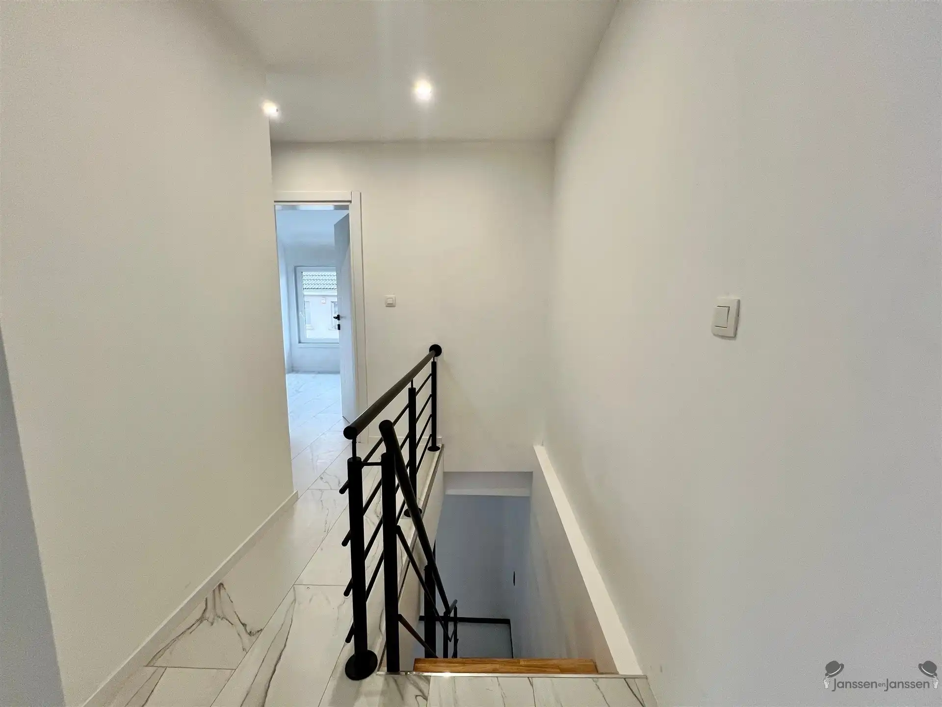 Gerenoveerde rijwoning met 2 slaapkamers foto 6