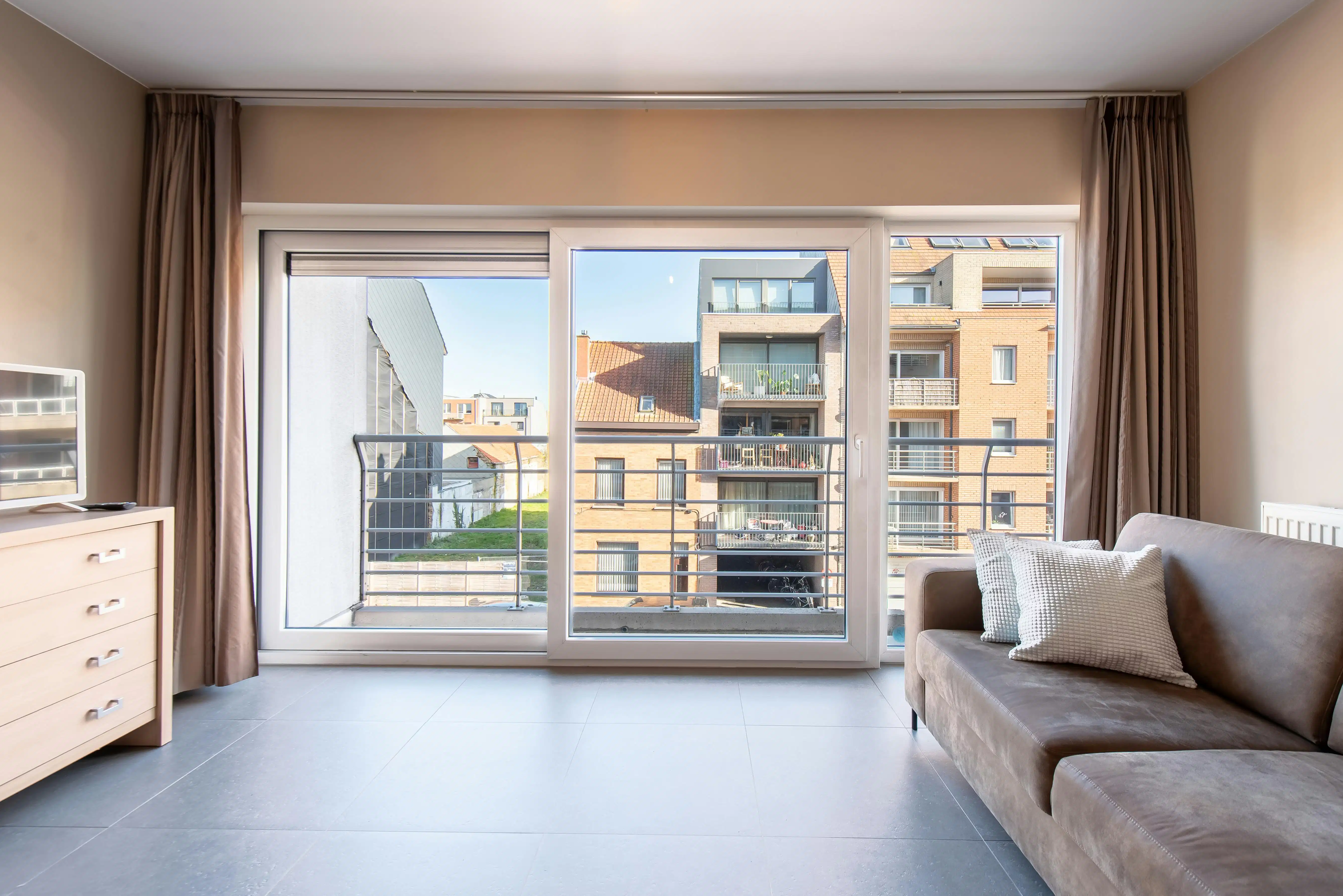 Instapklaar appartement te koop met terras te Oostende foto 2