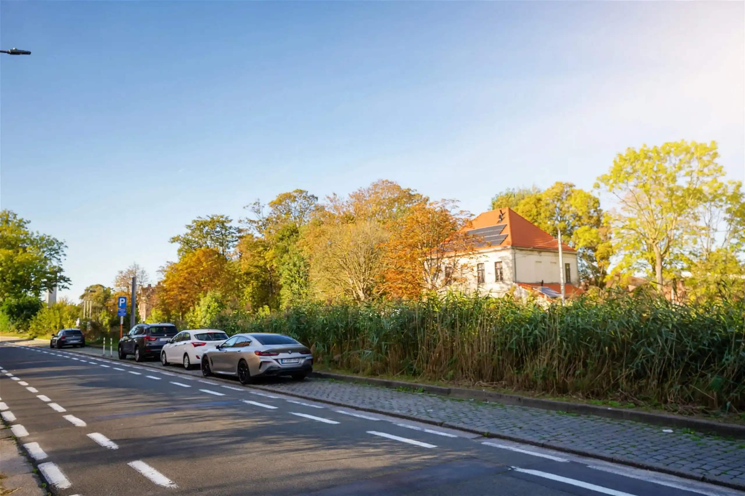 Jonge woning met 2 overrdekte staanplaatsen en kleine tuin foto 19