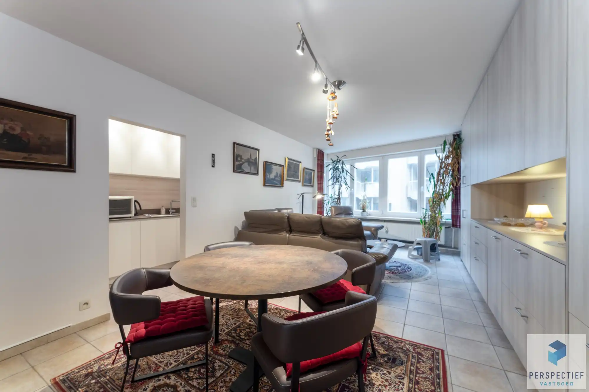 Goed gelegen ruim vernieuwd 2 slaapkamer appartement met grote berging en autostaanplaats foto {{pictureIndex}}