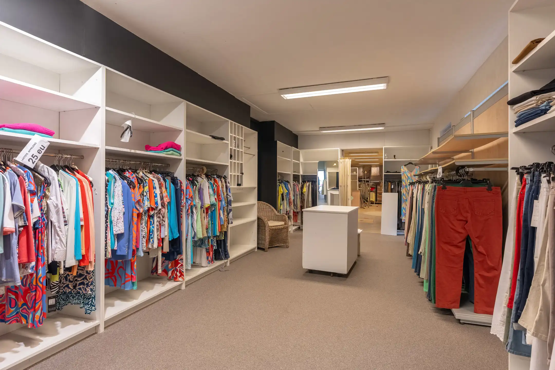 Goed gelegen gelijkvloers handelspand van maar liefst 436m² foto 10