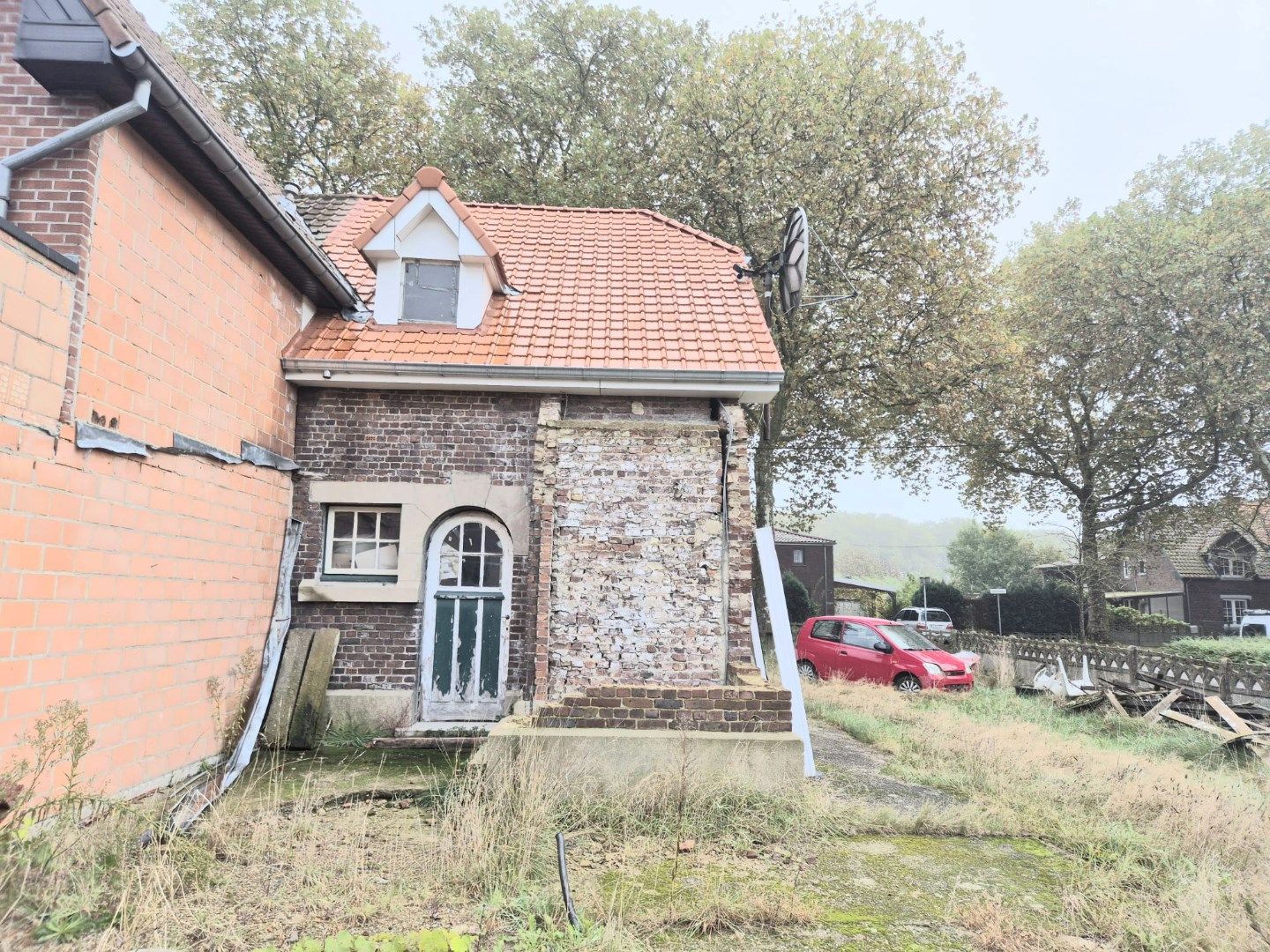 Karaktervolle tuinwijkwoning te koop in Genk: Maak uw droomproject waar! foto 15