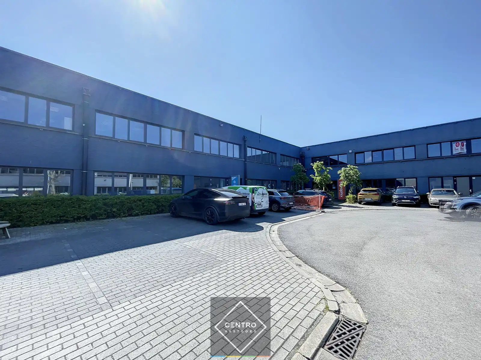 Instapklare & zeer betaalbare KANTOREN (250m²) TE KOOP met 5 private parkeerplaatsen voor de deur te Brugge! Rustig gelegen met een goede ontsluiting naar autosnelwegen. foto 10