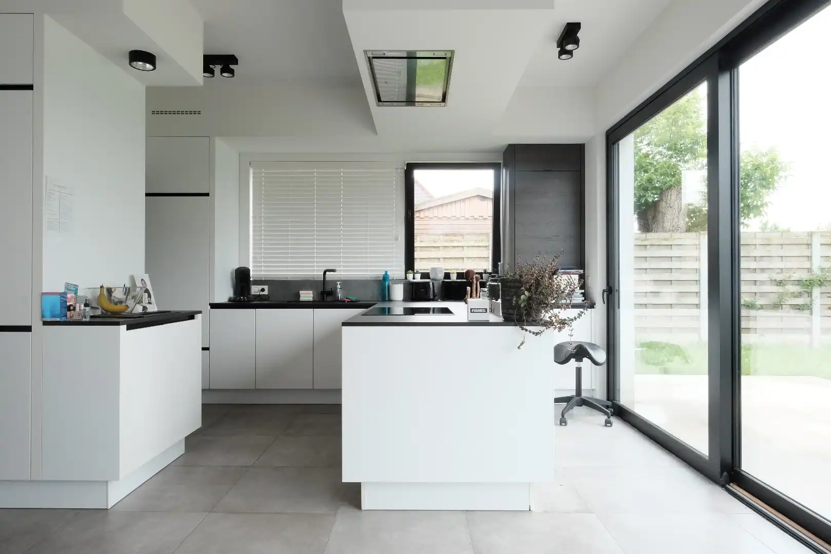 Ruime moderne woning met tuin foto 5