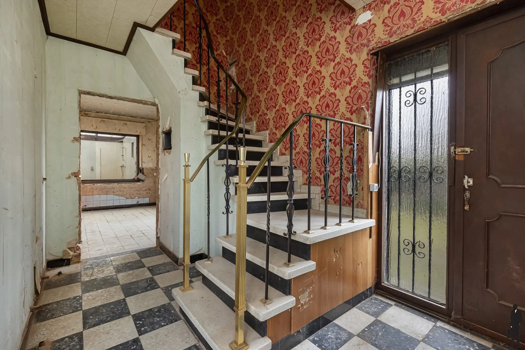 Vergund renovatieproject met veel potentieel op topligging foto 3