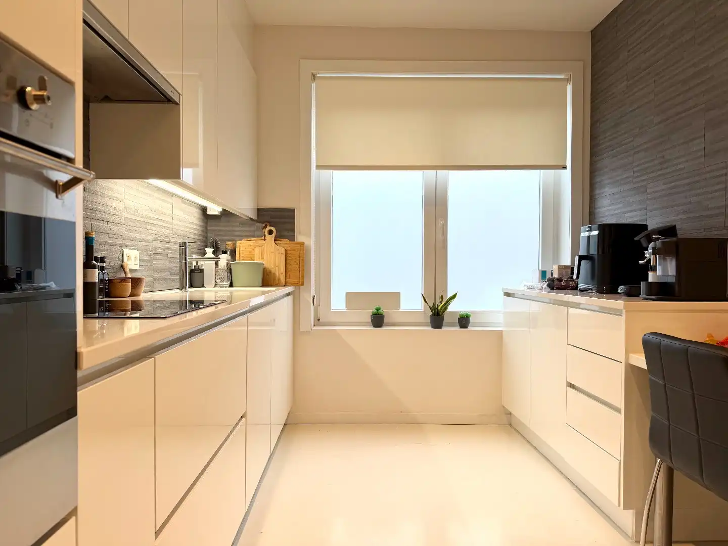 Instapklare brede rijwoning met herenhuisallure, garage en zonnige tuin te Kooigem foto 9