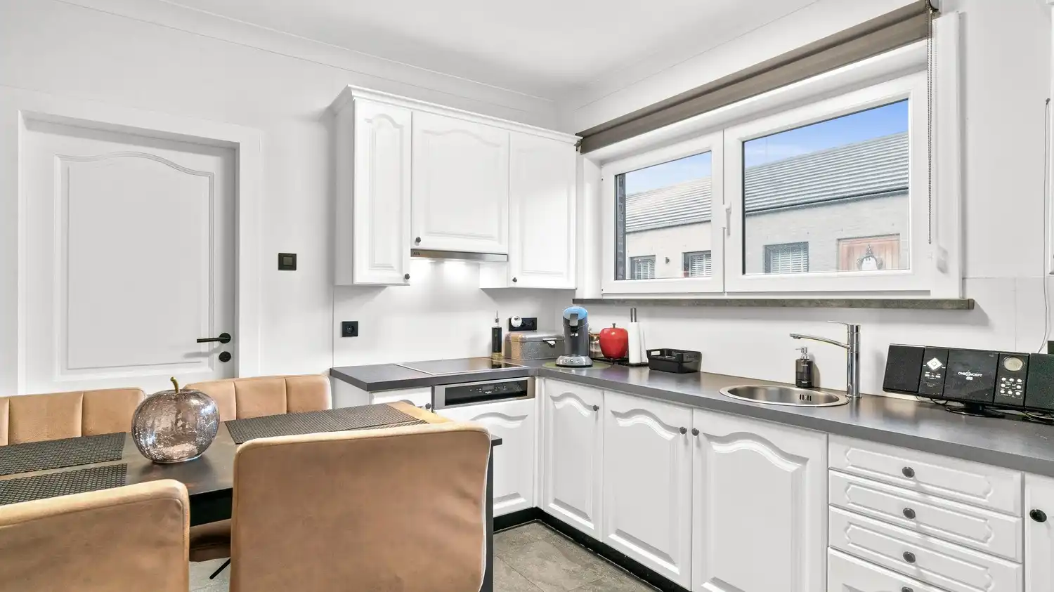 Woning met 2 slaapkamers, ruime garage en tuin foto 10