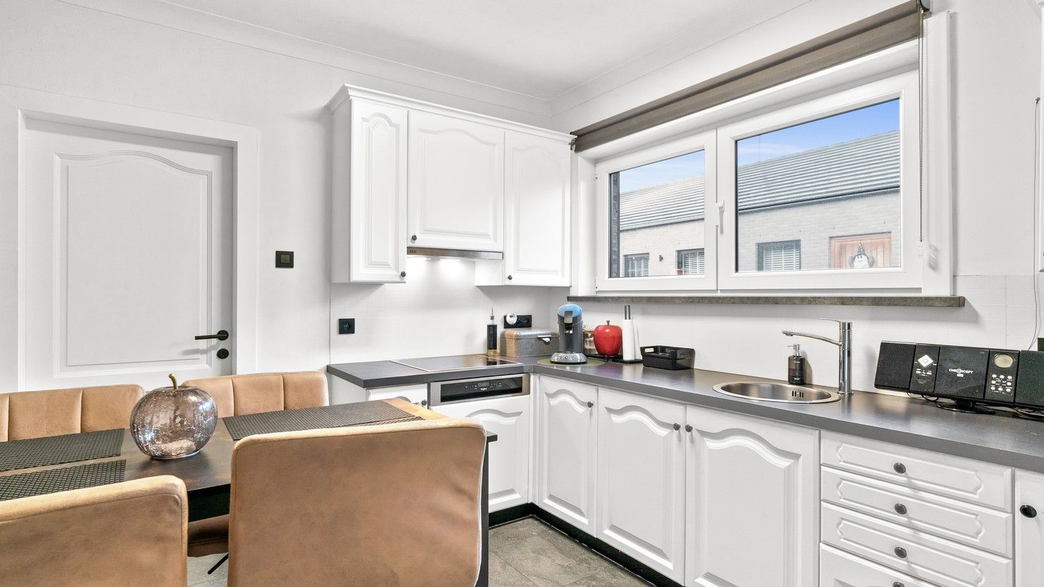 Woning met 2 slaapkamers, ruime garage en tuin foto 10