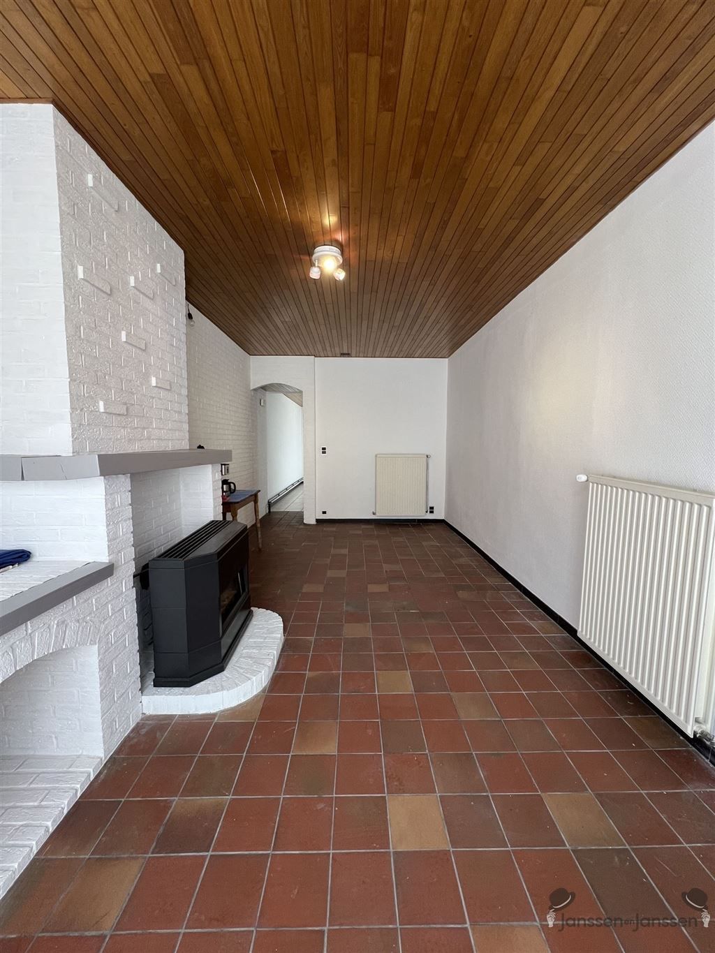 Centraal gelegen te renoveren woning foto 4