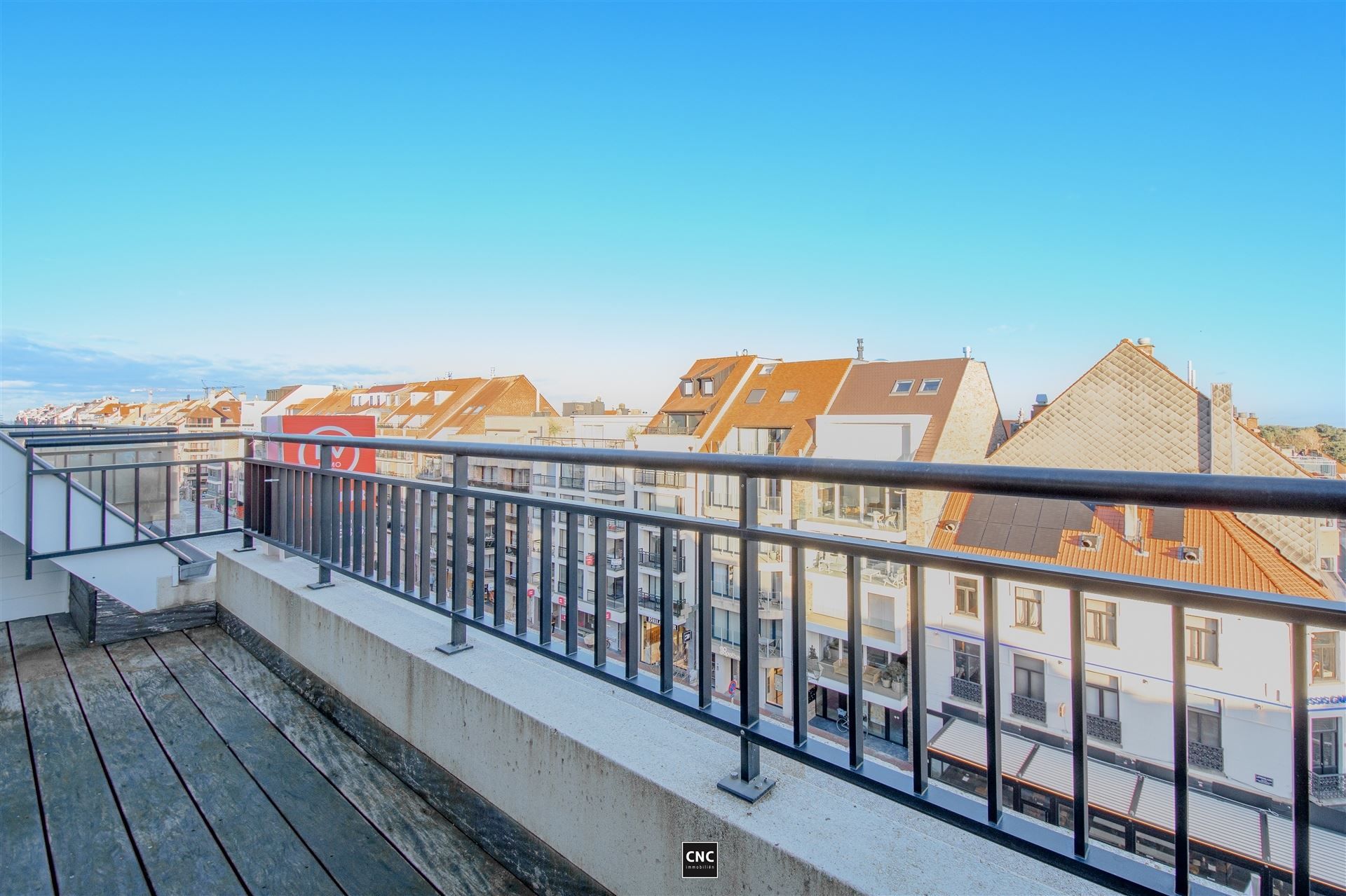 ONGEMEUBELD: Duplex-appartement met 3 slaapkamers met open zicht in het centrum van Knokke. foto 5