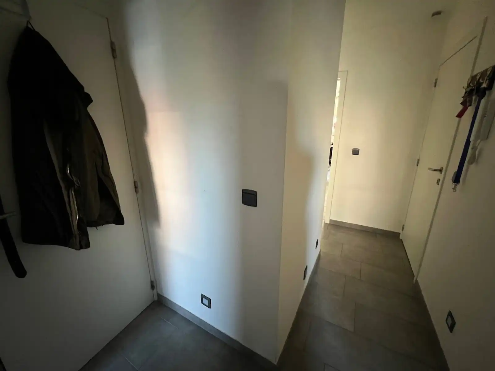 GLV app met 2 slpk, terras, tuin, parking en garagebox foto 2