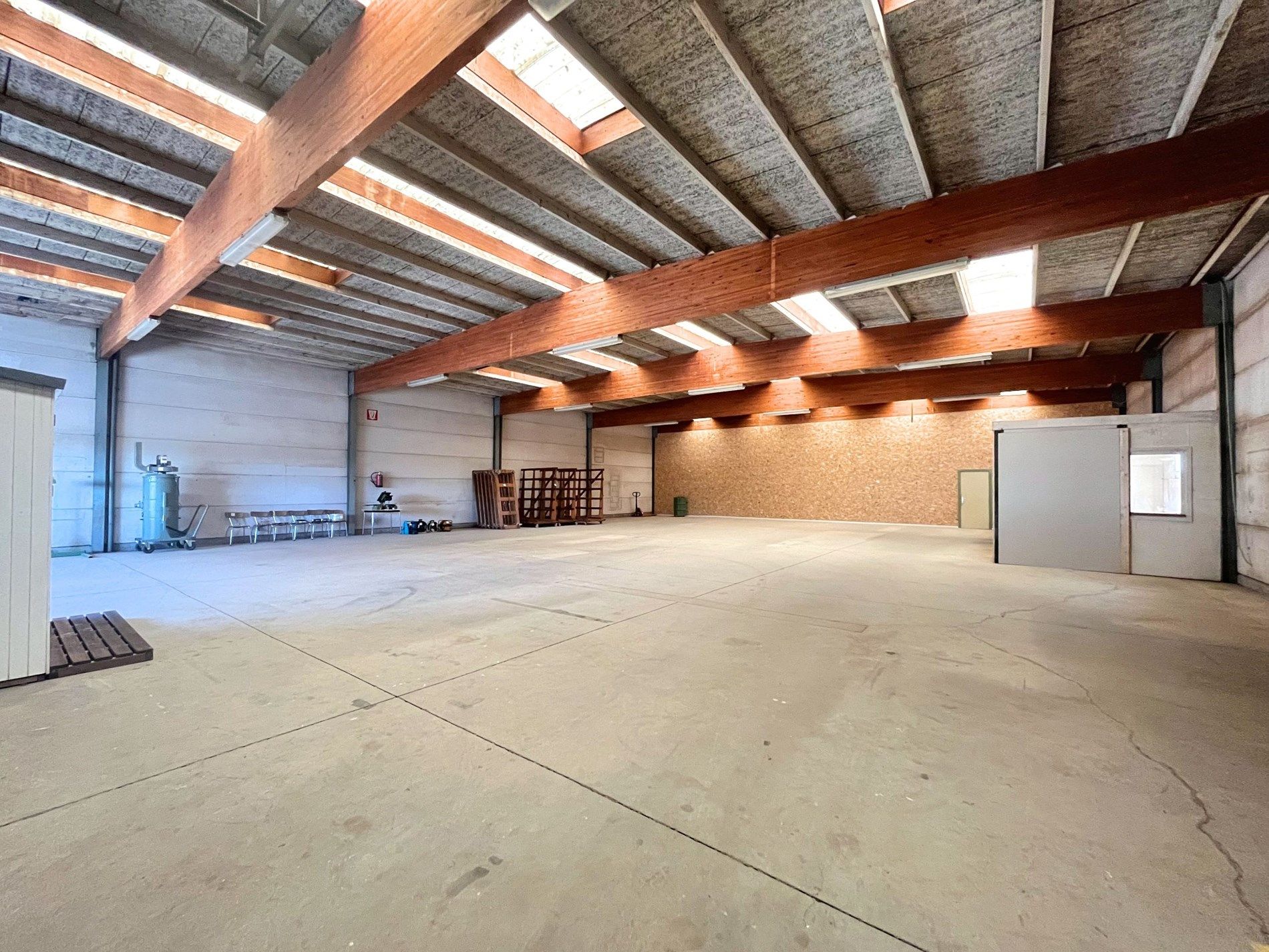 Gebruiksklare loods/atelier in het industriepark van Knokke foto 3