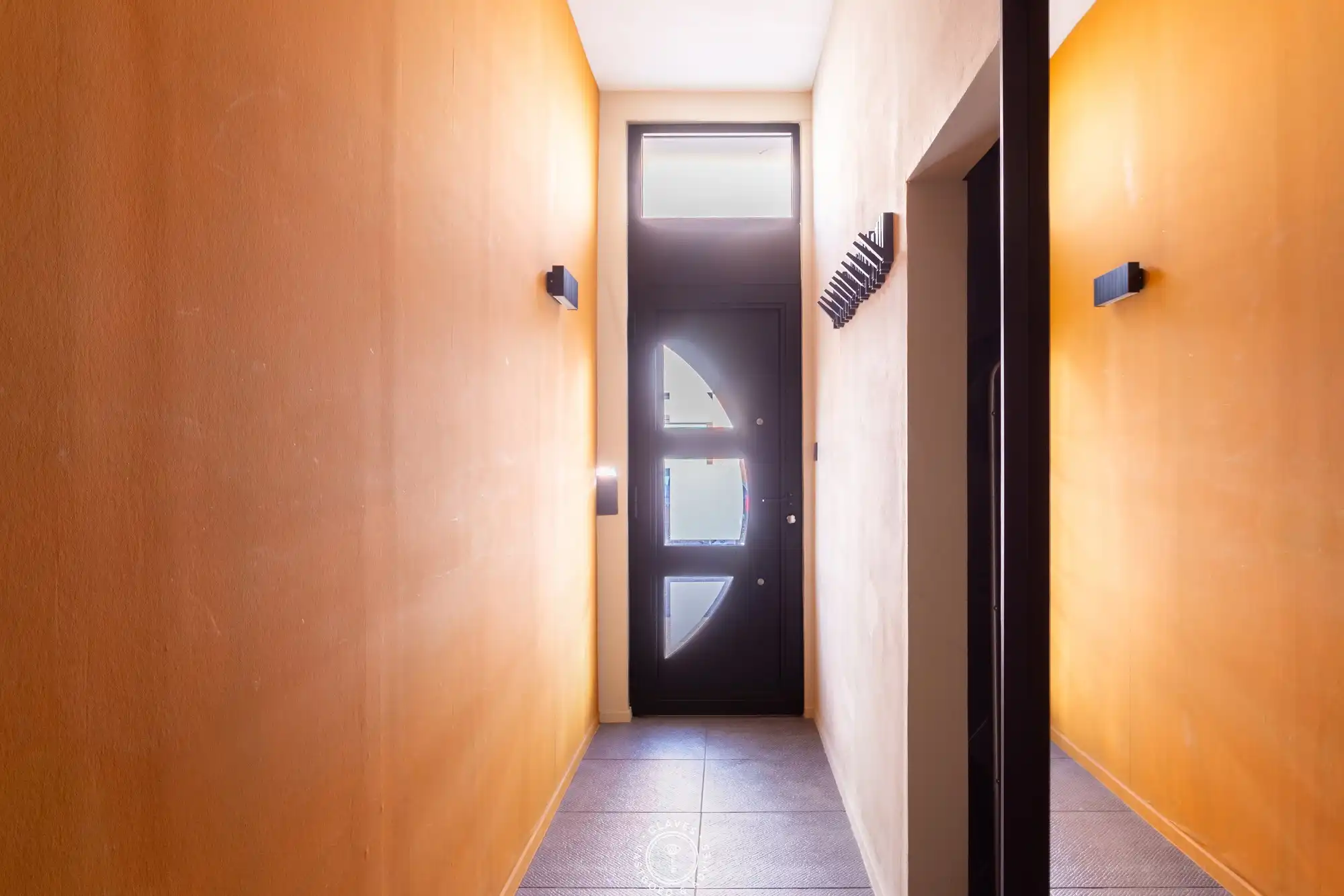 Hedendaagse gezinswoning achter statige art-decogevel foto 4