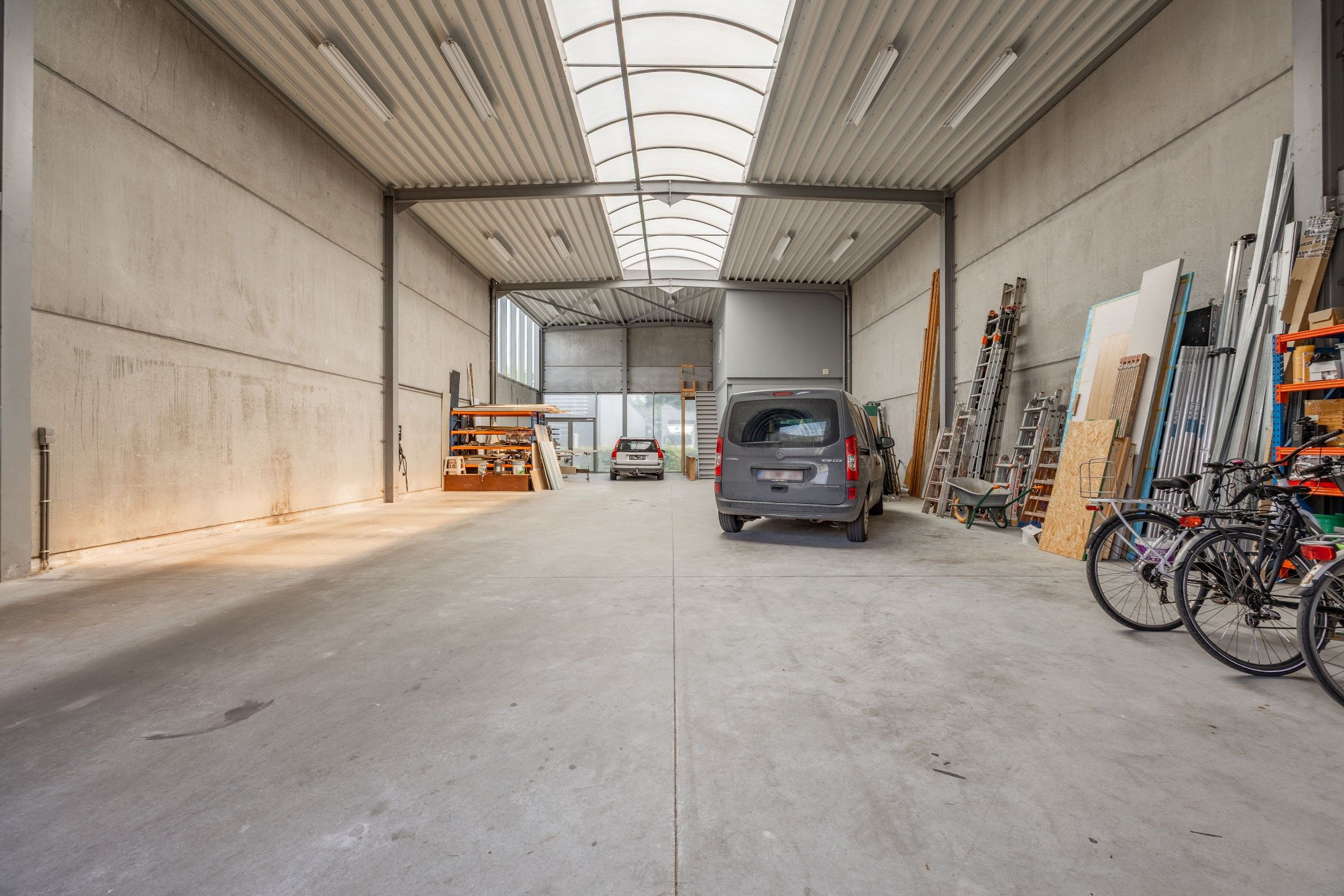 BEDRIJFSGEBOUW MET MODERNE WOONST foto 31