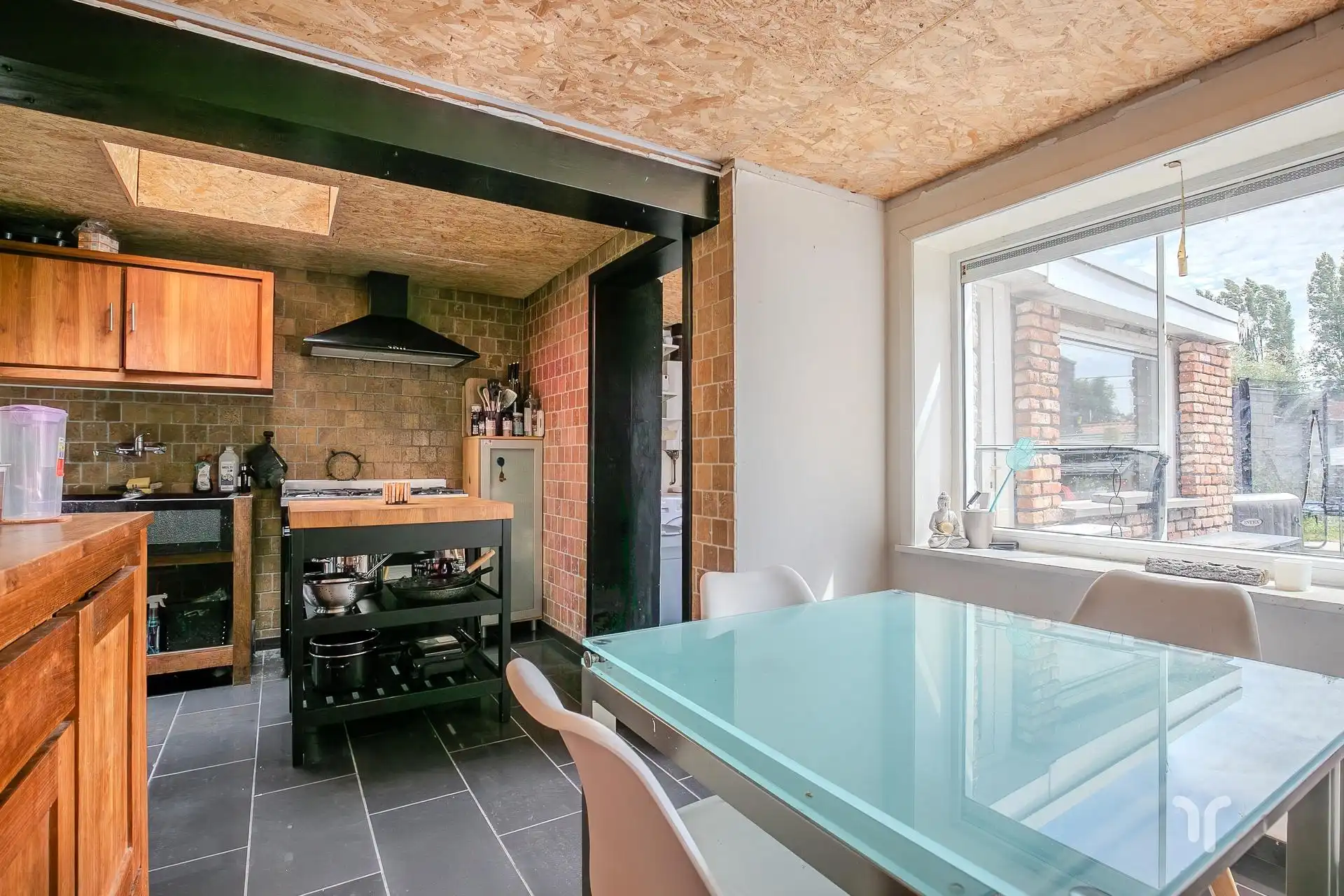Rijwoning met ruime tuin, uitweg met garage en uitbreidingsmogelijkheden. foto 5