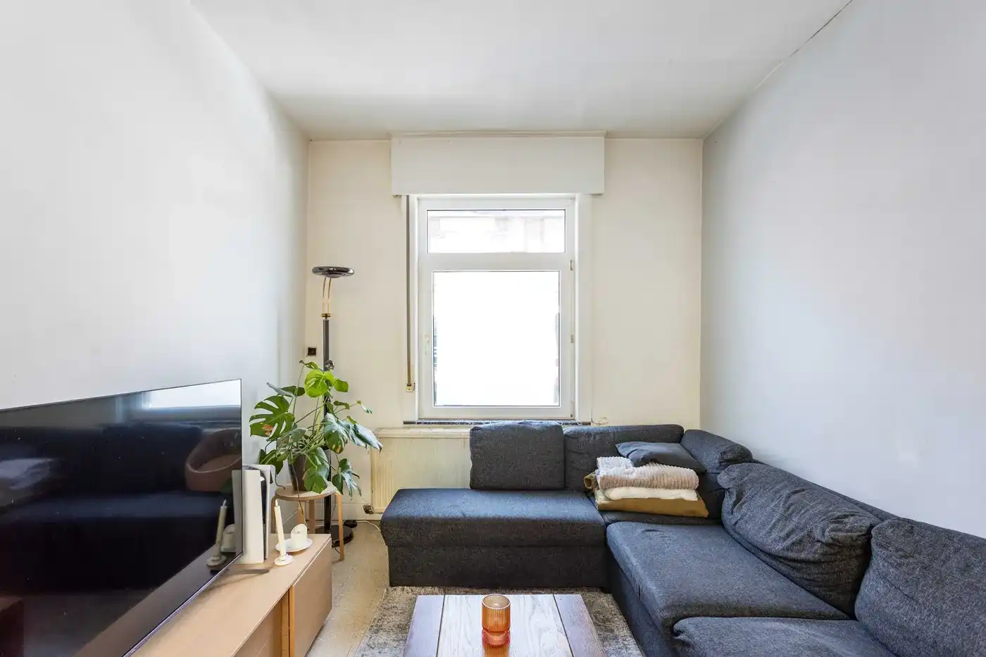 Licht op te frissen woning met goede ligging in Zwevegem foto 3