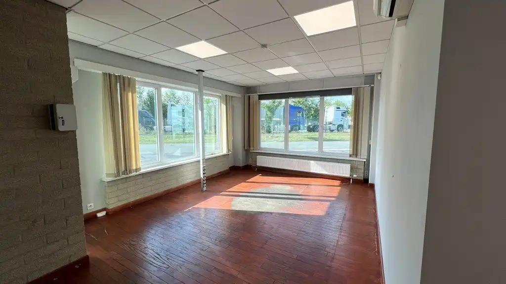 Magazijn met kantoren te huur in haven van Gent foto 8