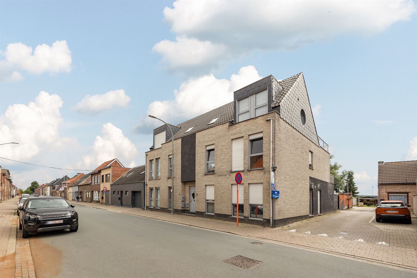 Appartement met twee slaapkamers met overdekte autostaanplaats foto {{pictureIndex}}