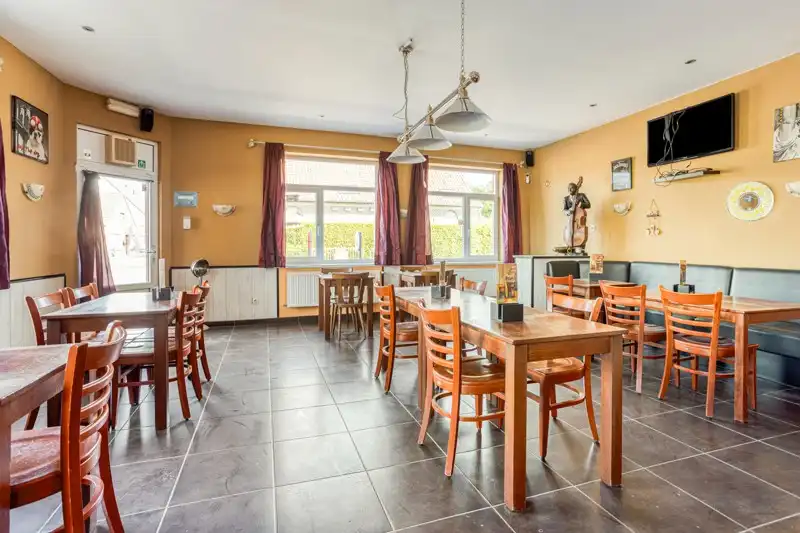 Café met bovengelegen appartement foto 4