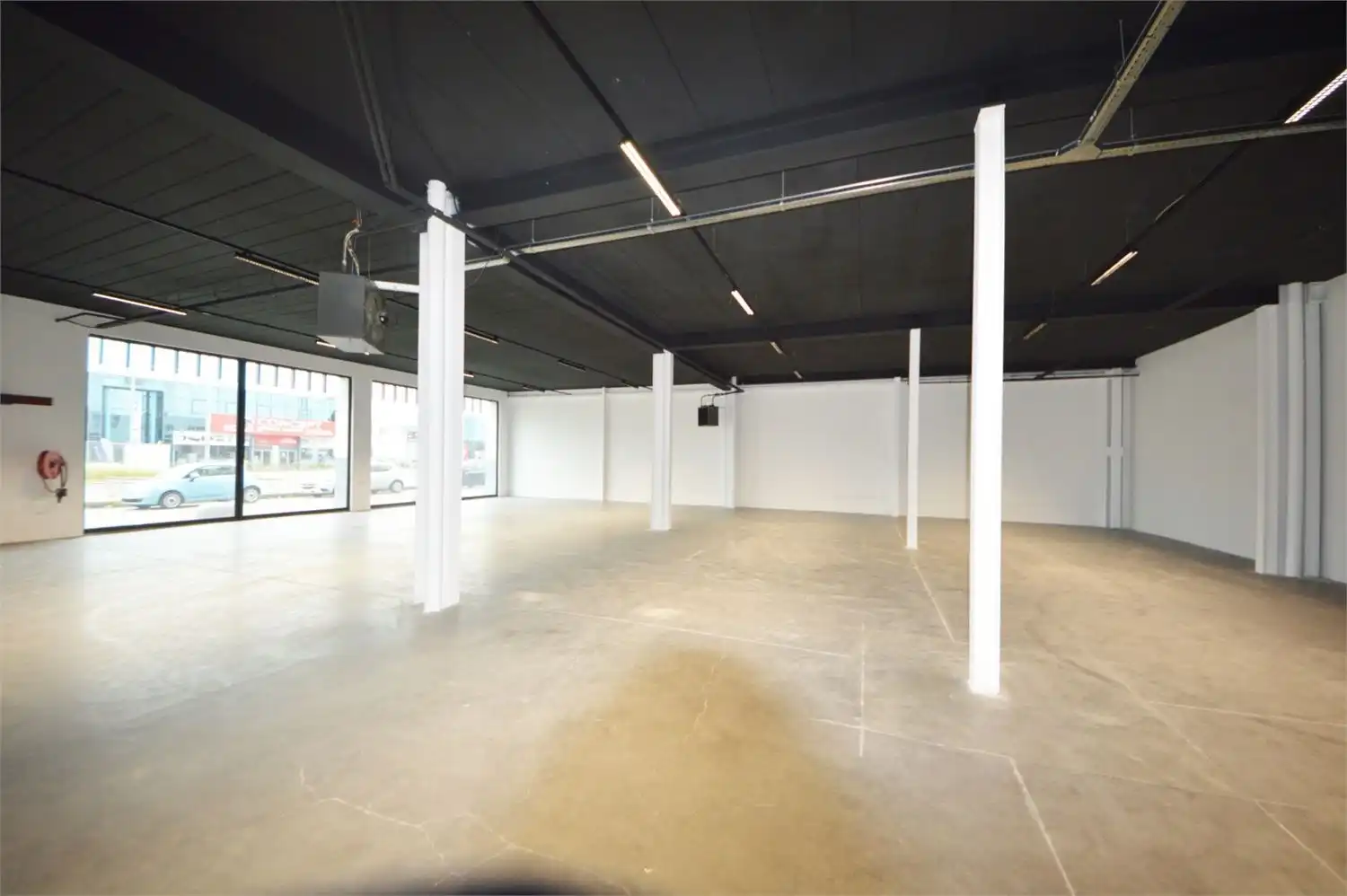 COMMERCIEEL GEBOUW BAANLOCATIE MET PARKING NABIJ MCDONALDS foto 5